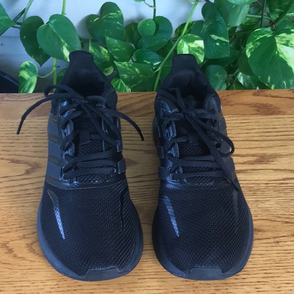 Adidas RUN-FALCON K Size 5 in great condition.